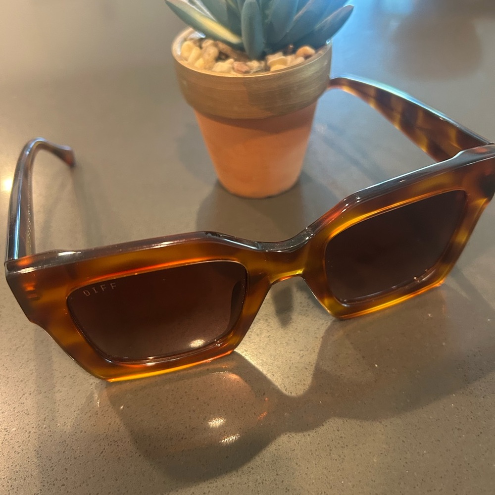 Diff Eyewear Amber Tortoise Sunglasses - image 3